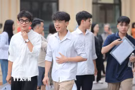 Thí sinh đến dự thi Tốt nghiệp Trung học phổ thông tại điểm thi Trường THPT Nguyễn Gia Thiều (Hà Nội). (Ảnh: Minh Quyết/TTXVN)