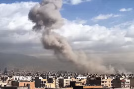 Khói bốc lên sau vụ không kích của lực lượng Mỹ-Israel nhằm vào thủ đô Tehran, Iran. (Ảnh: ANI/TTXVN)