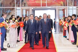 Chủ tịch Quốc hội Trần Thanh Mẫn và lãnh đạo Quốc hội đón Tổng Bí thư Tô Lâm đến chương trình gặp mặt. (Ảnh: Doãn Tấn/TTXVN)