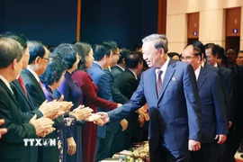 Tổng Bí thư Tô Lâm với các lãnh đạo, nguyên lãnh đạo Đảng Nhà nước tại buổi gặp mặt các thế hệ đại biểu quốc hội. (Ảnh: Thống Nhất/TTXVN)