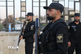 Cảnh sát tuần tra tại Aleppo, Syria. (Ảnh: THX/TTXVN)