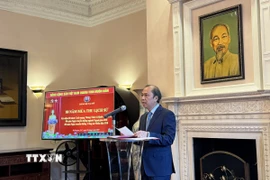 Đại sứ Nguyễn Quốc Dũng phát biểu điểm lại những cột mốc lịch sử của dân tộc kể từ khi Cách mạng Tháng Tám thành công đến nay, ôn lại truyền thống ngành ngoại giao, quốc phòng, an ninh. (Ảnh: Đoàn Hùng/TTXVN)