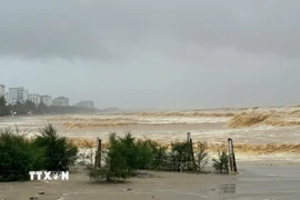 Trưa 25/8, tại khu du lịch biển Sầm Sơn (phường Sầm Sơn) biển động dữ dội, kèm theo những đợt mưa nặng hạt. (Ảnh: Việt Hoàng/TTXVN)