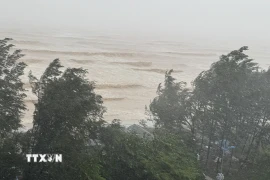 Mưa lớn cùng với gió giật mạnh khiến triều cường và sóng biển dâng cao tại bãi biển phường Sầm Sơn, tỉnh Thanh Hóa. (Ảnh: Việt Hoàng/TTXVN)