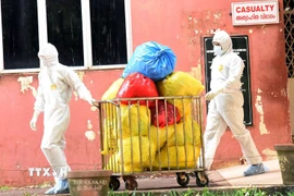 Nhân viên y tế làm việc tại khu vực cách ly trong bệnh viện ở Kochi, Ấn Độ. (Ảnh: ANI/TTXVN)