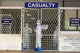 Nhân viên y tế làm việc tại khu vực cách ly trong bệnh viện ở Kochi, Ấn Độ. (Ảnh: ANI/TTXVN)