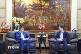 Đại sứ Sisavath Inphachanh (trái) và Đại sứ Phạm Việt Hùng. (Ảnh: Đỗ Sinh/TTXVN)