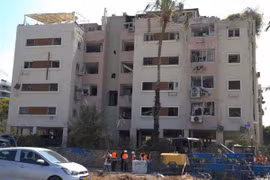 Một tòa nhà chung cư ở đường Levy Eshkol (Tel Aviv) bị phá hủy do trúng tên lửa rạng sáng 16/6. (Ảnh: Thanh Bình/TTXVN)