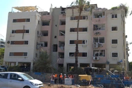Một tòa nhà chung cư ở đường Levy Eshkol (Tel Aviv) bị phá hủy do trúng tên lửa rạng sáng 16/6. (Ảnh: Thanh Bình/TTXVN)