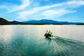 Khách tham quan trên hồ Hàm Thuận. (Ảnh: Báo Lâm Đồng)