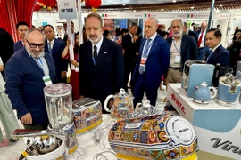 Đại biểu tham quan gian hàng trưng bày sản phẩm Italia tại chương trình. (Ảnh: Trần Lê Lâm/TTXVN)