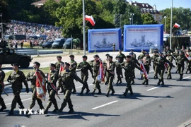 Binh sỹ tham gia duyệt binh kỷ niệm Ngày Quân đội Ba Lan tại Warsaw. (Ảnh: PAP/TTXVN)
