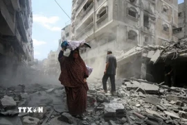 Đống đổ nát sau các cuộc không kích của Israel xuống Dải Gaza. (Ảnh: THX/TTXVN)
