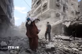 Đống đổ nát sau các cuộc không kích của Israel xuống Dải Gaza. (Ảnh: THX/TTXVN)