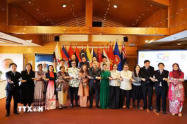 Đại diện các Đại sứ quán, Cao ủy các nước thành viên ASEAN có cơ quan đại diện tại Wellington (New Zealand) là Indonesia, Malaysia, Philippines, Singapore, Thái Lan và Việt Nam, cùng với Timor Leste là quan sát viên, chụp ảnh lưu niệm tại Lễ kỷ niệm. (Ảnh: TTXVN phát)