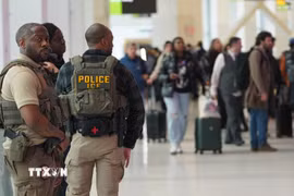 Nhân viên Cơ quan Di trú và Thuế quan Mỹ (ICE) tuần tra tại sân bay ở New York. (Ảnh: THX/TTXVN phát)
