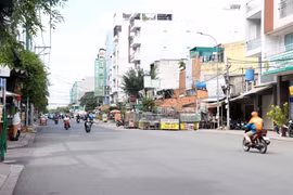 Nhiều đoạn còn vướng mặt bằng nên mặt đường bị “bóp” lại chỉ còn khoảng một nửa. (Ảnh: Tiến Lực/TTXVN)