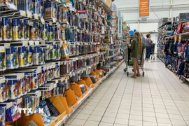 Khách hàng mua đồ trong siêu thị ở Lille, miền Bắc Pháp. (Ảnh: AFP/TTXVN)