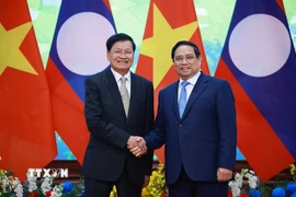 Thủ tướng Phạm Minh Chính hội kiến Tổng Bí thư, Chủ tịch nước Lào Thongloun Sisoulith. (Ảnh: Dương Giang/TTXVN)