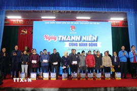 Ban tổ chức trao quà tặng quà cho người dân có hoàn cảnh khó khăn. (Ảnh: Thanh Thương/TTXVN)