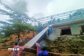 Một trong những ngôi nhà bị hư hại hoàn toàn ở xã Trà Leng đang được xây dựng mới. (Ảnh: Đoàn Hữu Trung/TTXVN)
