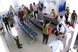 Sơ cứu bệnh nhân P. bị ngưng tim ngay tại chỗ phòng khám nội tim mạch. (Ảnh: Bệnh viện Đa khoa Trung ương Quảng Nam)