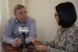 Ông Viktor Petrov (bên phải) trao đổi với phóng viên TTXVN. (Ảnh: Lê Quang Vinh/TTXVN)