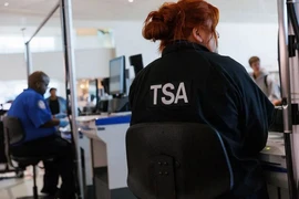 Các nhân viên của Cơ quan An ninh Vận tải (TSA) làm việc tại một sân bay. (Ảnh: Bloomberg/Getty Images)