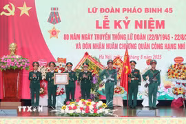 Thiếu tướng Nguyễn Hồng Phong, Tư lệnh Binh chủng Pháo binh trao Huân chương Quân công hạng Nhì cho Lữ đoàn Pháo binh 45. (Ảnh: Trọng Đức/TTXVN)