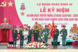 Thiếu tướng Nguyễn Hồng Phong, Tư lệnh Binh chủng Pháo binh trao Huân chương Quân công hạng Nhì cho Lữ đoàn Pháo binh 45. (Ảnh: Trọng Đức/TTXVN)
