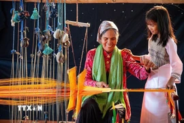 Nghề dệt ở làng Mỹ Nghiệp chủ yếu gắn liền với hình ảnh người phụ nữ, theo phong tục mẹ truyền con nối. (Ảnh: Khánh Hòa/TTXVN)