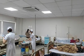 Các ca nghi ngộ độc sau khi ăn bánh mỳ đang điều trị tại bệnh viện. (Ảnh: Báo Lâm Đồng)