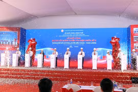 Các đại biểu thực hiện nghi thức khởi công dự án metro Bến Thành-Tham Lương. (Ảnh: Tiến Lực/TTXVN)