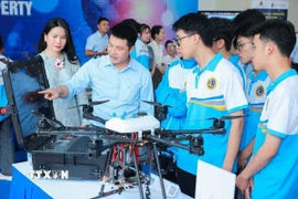 Sinh viên tham quan gian trưng bày sản phẩm khoa học công nghệ. (Ảnh: Hoàng Hiếu/TTXVN)