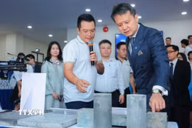 Tổng Giám đốc Tổ chức Sở hữu trí tuệ thế giới Daren Tang tham quan các gian trưng bày các sáng kiến, thành tựu khoa học tại Việt Nam. (Ảnh: Hoàng Hiếu/TTXVN)