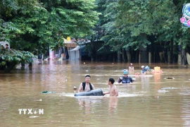 Nước ngập sâu, người dân Tuyên Quang di dời đến nơi an toàn. (Ảnh: Đức Thọ/TTXVN)