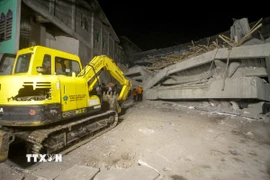 Lực lượng cứu hộ làm nhiệm vụ tại hiện trường vụ sập phòng cầu nguyện ở tỉnh Đông Java, Indonesia ngày 29/9/2025. (Ảnh: THX/TTXVN)