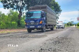 Mặt đường Hùng Vương, xã Ia Pa (Gia Lai) hư hỏng nghiêm trọng ngay sau khi được nghiệm thu. (Ảnh: Hoài Nam/TTXVN)