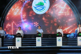 Ông Lê Tiến Châu, Bí thư Thành ủy Hải Phòng (giữa) cùng các lãnh đạo thành phố Hải Phòng và đặc khu Cát Hải thực hiện nghi thức khai mạc du lịch Cát Bà năm 2026. (Ảnh: Minh Thu/TTXVN)