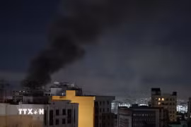 Khói bốc lên sau các vụ không kích của Israel xuống thủ đô Tehran, Iran. (Ảnh: THX/TTXVN)