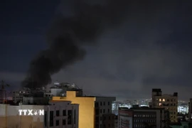 Khói bốc lên sau các vụ không kích của Israel xuống thủ đô Tehran, Iran. (Ảnh: THX/TTXVN)