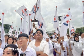 Cử tri Singapore trong Ngày Đề cử. (Ảnh: Tất Đạt/TTXVN)