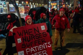 Các y tá đình công bên ngoài Bệnh viện Mount Sinai West. (Ảnh: AP)