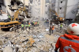 Lực lượng cứu hộ dọn dẹp đống đổ nát sau cuộc tập kích của Israel tại Beirut, Liban . (Ảnh: THX/TTXVN)