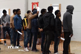 Người di cư xếp hàng đăng ký xin tị nạn tại Erding, Đức. (Ảnh: AFP/TTXVN)