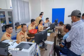 Người dân thực hiện đổi giấy phép lái xe tại Trung tâm Phục vụ hành chính công thành phố Cần Thơ, ngày 3/3. (Ảnh: Thanh Liêm/TTXVN)