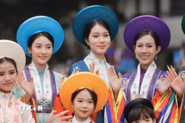 Vẻ đẹp truyền thống của tà áo dài, góp phần quảng bá hình ảnh phụ nữ Việt Nam. (Ảnh: Minh Quyết/TTXVN)