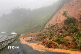 Mưa lớn gây sạt lở tại Km195 trên đường Hồ Chí Minh nhánh tây thuộc địa phận xã Hướng Việt, huyện Hướng Hoá (Quảng Trị). (Ảnh: TTXVN phát)