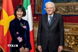 Đại sứ Việt Nam tại Cộng hòa Italy Nguyễn Phương Anh trình Quốc thư lên Tổng thống Italy Sergio Mattarella. (Ảnh: Đại sứ quán Việt Nam tại Italy cung cấp)