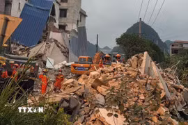 Lực lượng cứu hộ tìm kiếm nạn nhân tại hiện trường động đất ở Khu tự trị dân tộc Choang Quảng Tây, Trung Quốc ngày 18/5/2026. (Ảnh: THX/TTXVN)